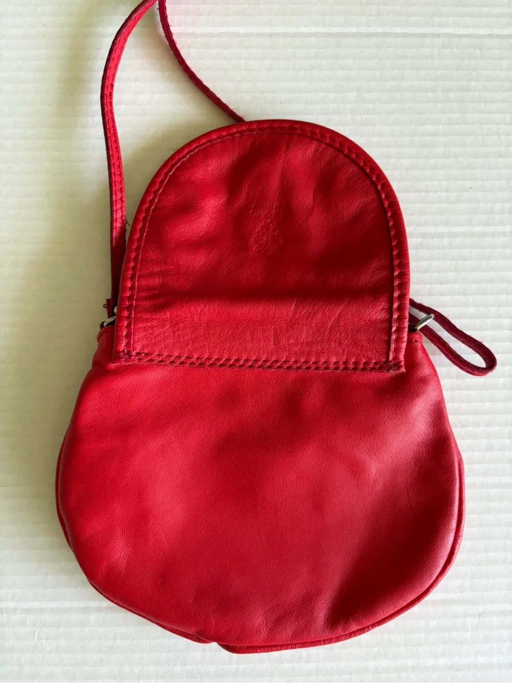 VERA PELLE Red Italian Leather Small Crossbody Bag Charming Round Shape Zipper